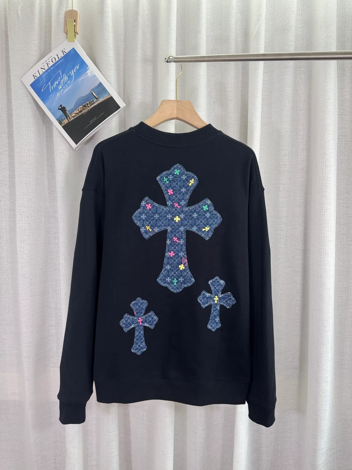P270 top version, real shot without P, ​​different from market currency) 𝗖𝗵𝗿𝗼𝗺𝗲 𝗛𝗲𝗮𝗿𝘁𝘀/Cro Heart 2025 denim patch embroidery autumn and winter new original single counter American laser burnt 3D three-dimensional color embroidery couple casual sweatshirt 👑The highest version! Customized fabric 430g tripe terry fabric! American acid washed distressed original denim with burnt flowers ✟appliqué embroidery and exquisite embroidery of letters! The best-selling model in the counter, very comfortable to wear. Accessories: original molded and authenticated collar label➕100% silk wash label. Genuine purchase-grade original hangtag➕matching hanging rope➕3D hanging beads➕original packaging bag. Craftsmanship: The original version has consistent wiring! The highest version of the armhole matching technique! Color: White Black Size: S M L XL Style No.: 25-302
